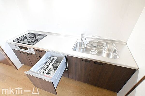 食洗機付きのシステムキッチンは収納も豊富！散らかりがちなキッチンも大容量の収納でスッキリ片付きます！