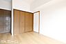 寝室：各居室に大型のクローゼットを設置！豊富な収納があることで広い居住スペースを確保することができます！