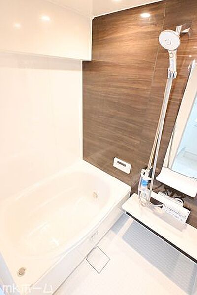 足を延ばし入浴できる大きな浴槽は一日の疲れを癒してくれる空間です！癒しのひと時をお過ごしください！