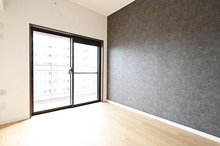 シンプルな洋室はおしゃれで居心地の良い空間です！室内は柔らかい陽の光が差し込みます！