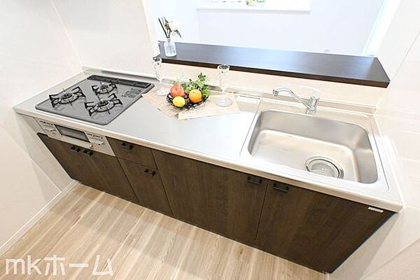 使い勝手の良いシステムキッチンを採用！作業スペースも広めにとられておりご家族でお料理が楽しめます！