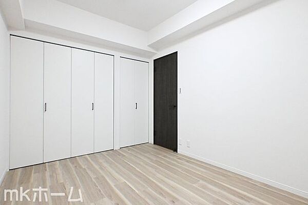 各居室に大型のクローゼットを設置！豊富な収納があることで広い居住スペースを確保することができます！