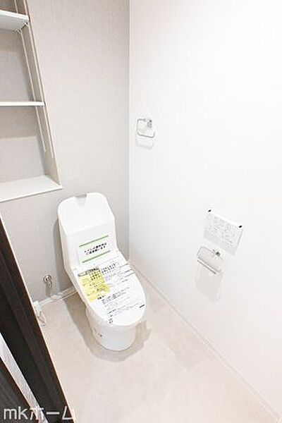 温水洗浄便座付きのトイレです！設備は新品に交換済みですので気持ちよくお住まい頂けます！
