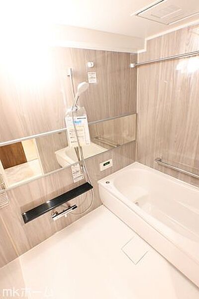足を延ばし入浴できる大きな浴槽は一日の疲れを癒してくれる空間です！癒しのひと時をお過ごしください！