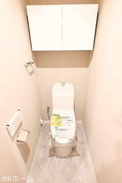 温水洗浄便座付きのトイレです！設備は新品に交換済みですので気持ちよくお住まい頂けます！