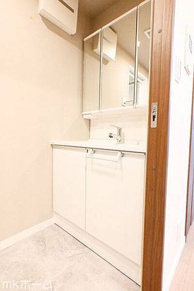 大きな鏡と洗面台が付いた洗面化粧台は収納も豊富！買い置きした日用品などまとめて収納する事が出来ます！