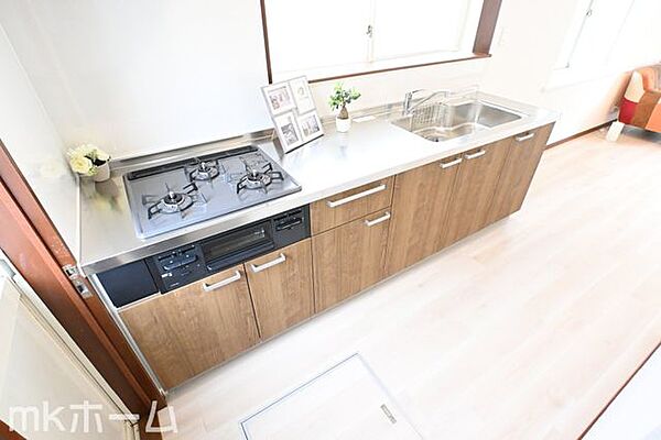 使い勝手の良いシステムキッチンを採用！作業スペースも広めにとられておりご家族でお料理が楽しめます！