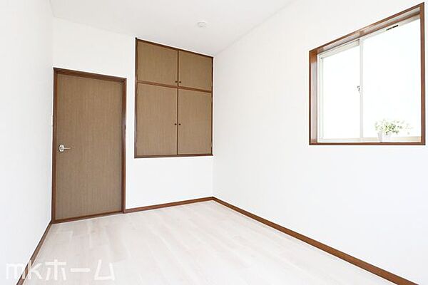 シンプルな洋室はおしゃれで居心地の良い空間です！室内は柔らかい陽の光が差し込みます！