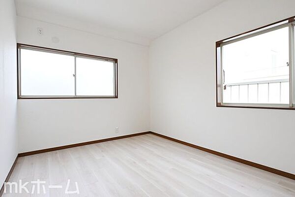 シンプルな洋室はおしゃれで居心地の良い空間です！二面採光で柔らかい陽の光が差し込みます！