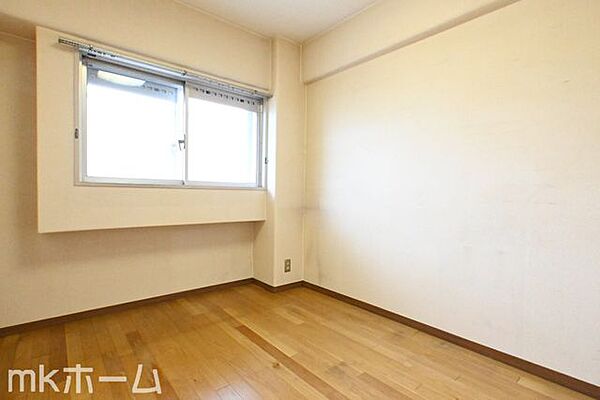 窓からの優しい光がお部屋に差し込みます！