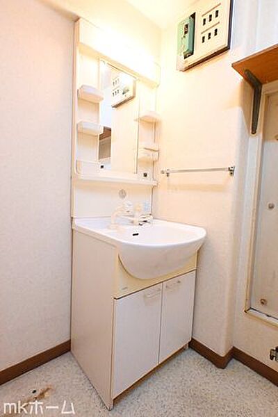 大きな鏡と洗面台が付いた洗面化粧台は収納も豊富！買い置きした日用品などまとめて収納する事が出来ます！