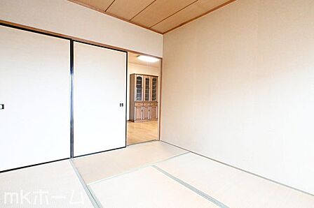 リビング横にはあると落ち着く和室があります！押入収納付きですのでお布団類なども無理なく収納できます！