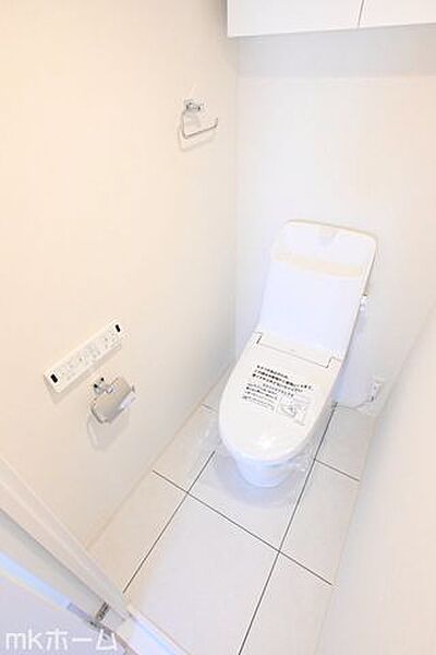 温水洗浄便座付きのトイレです！設備は新品に交換済みですので気持ちよくお住まい頂けます！