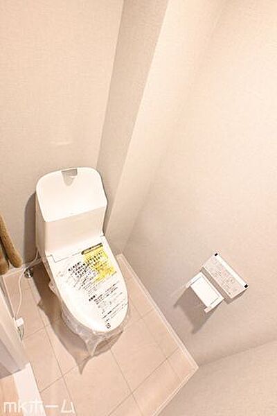 温水洗浄便座付きのトイレです！設備は新品に交換済みですので気持ちよくお住まい頂けます！