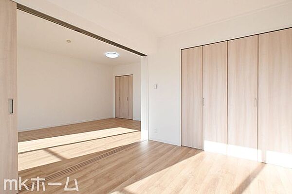 各居室に大型のクローゼットを設置！豊富な収納があることで広い居住スペースを確保することができます！