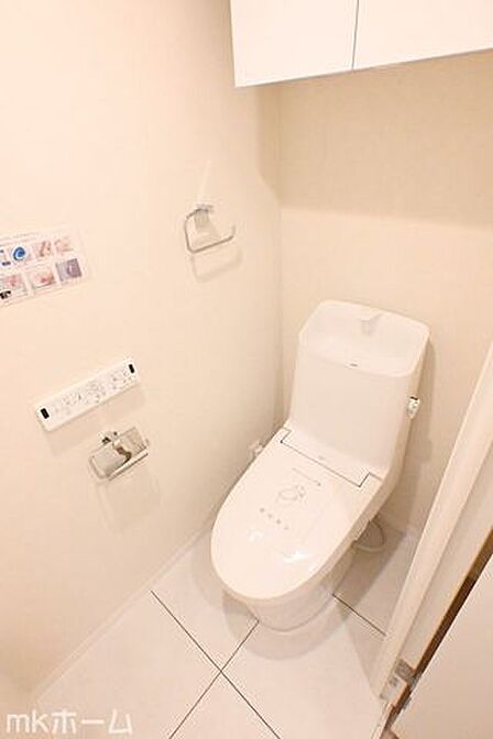 温水洗浄便座付きのトイレです!設備は新品に交換済みですので気持ちよくお住まい頂けます!