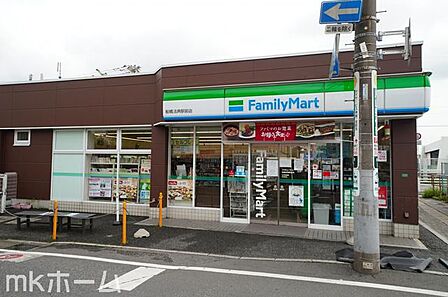 ファミリーマート船橋法典駅前店 徒歩8分。 610m