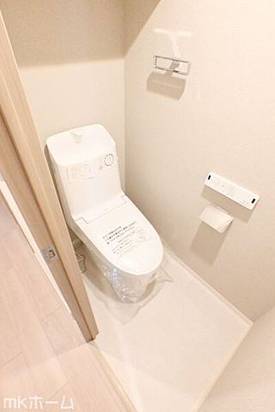 温水洗浄便座付きのトイレです！設備は新品に交換済みですので気持ちよくお住まい頂けます！