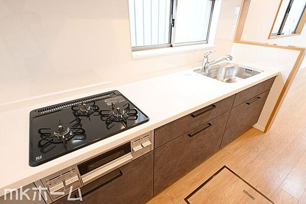 使い勝手の良いシステムキッチンを採用！作業スペースも広めにとられておりご家族でお料理が楽しめます！