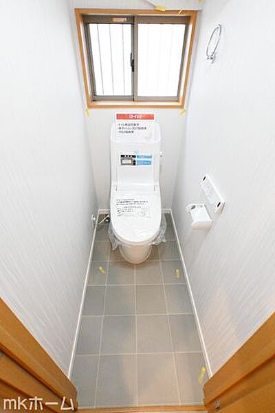 温水洗浄便座付きのトイレです！もちろん窓もあり換気もしっかり出来ます！