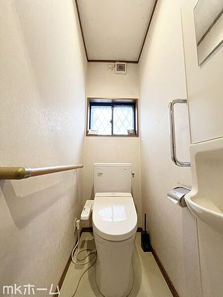 温水洗浄便座付きのトイレです！もちろん窓もあり換気もしっかり出来ます！