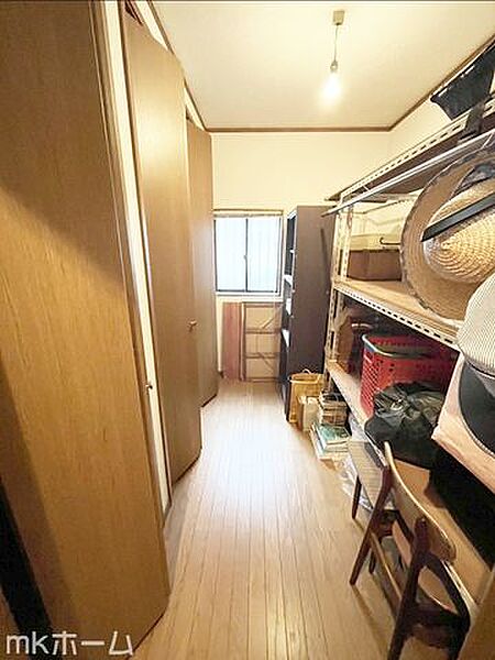 たっぷりの洋服や荷物が収納できる大型の納戸スペースを完備！