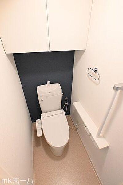 温水洗浄便座付きのトイレです！設置された小物入れはトイレットペーパーやお掃除用具の収納にも便利！
