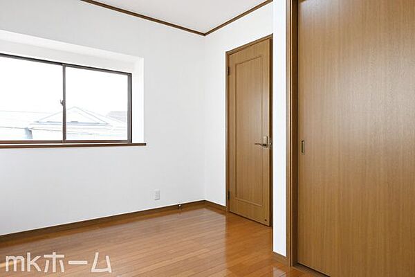 清潔感あふれる白い壁紙と木目のフローリングはクールでおしゃれな雰囲気を演出しします！