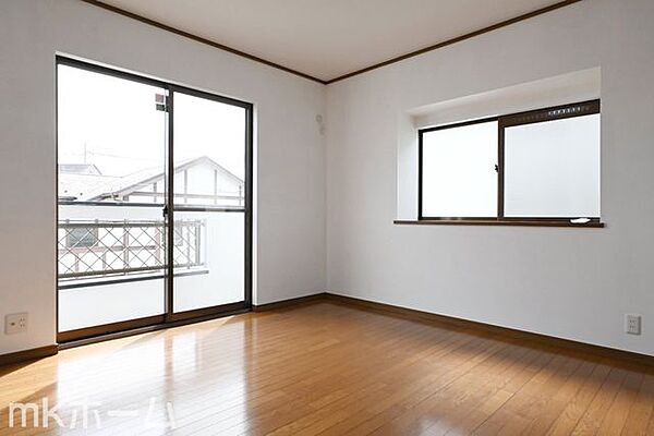 シンプルな洋室はおしゃれで居心地の良い空間です！二面採光で柔らかい陽の光が差し込みます！