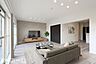 リビング/ダイニング：※家具はCGイメージ画像です。通風と採光を考慮したリビングは家族が自然と集まる空間となります！