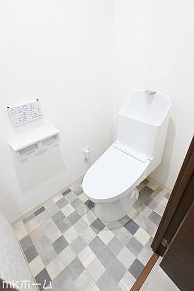 温水洗浄便座付きのトイレです！設備は新品に交換済みですので気持ちよくお住まい頂けます！