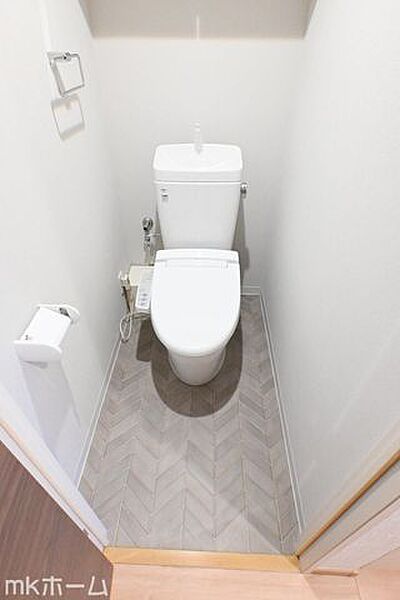 温水洗浄便座付きのトイレです！設備は新品に交換済みですので気持ちよくお住まい頂けます！