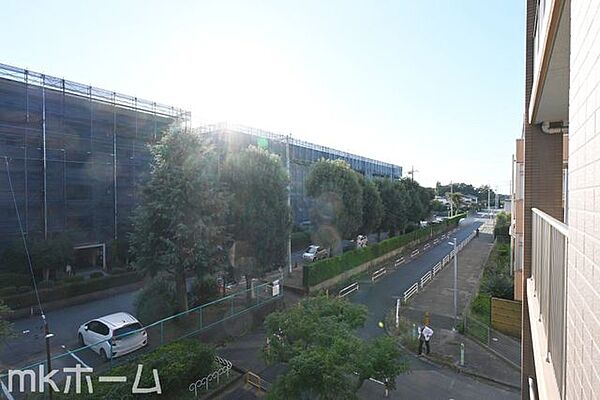 抜けるような眺望はマンションならではですね！3階のお部屋ですので陽当たりも良好です！