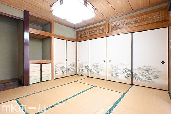 押入収納付きですのでお布団類なども無理なく収納できます！