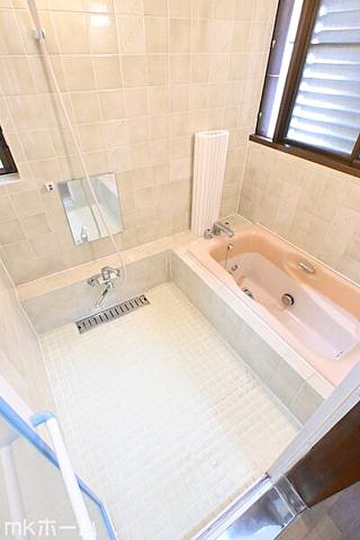 足を延ばし入浴できる大きな浴槽は一日の疲れを癒してくれる空間です！癒しのひと時をお過ごしください！