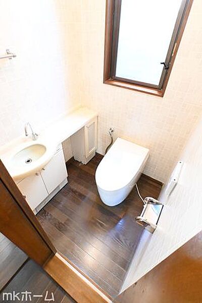 温水洗浄便座付きのトイレです！もちろん窓もあり換気もしっかり出来ます！