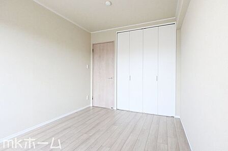 各居室に大型のクローゼットを設置!豊富な収納があることで広い居住スペースを確保することができます!