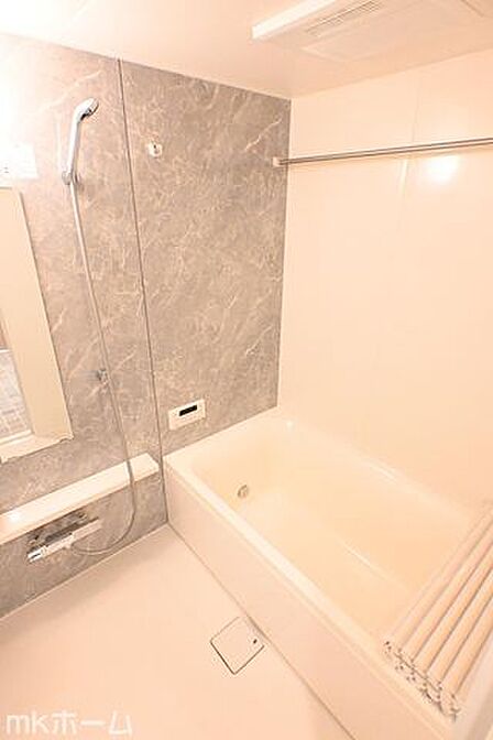 足を延ばし入浴できる大きな浴槽は一日の疲れを癒してくれる空間です!癒しのひと時をお過ごしください!