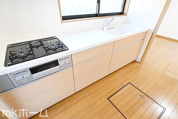 使い勝手の良いシステムキッチンを採用！作業スペースも広めにとられておりご家族でお料理が楽しめます！