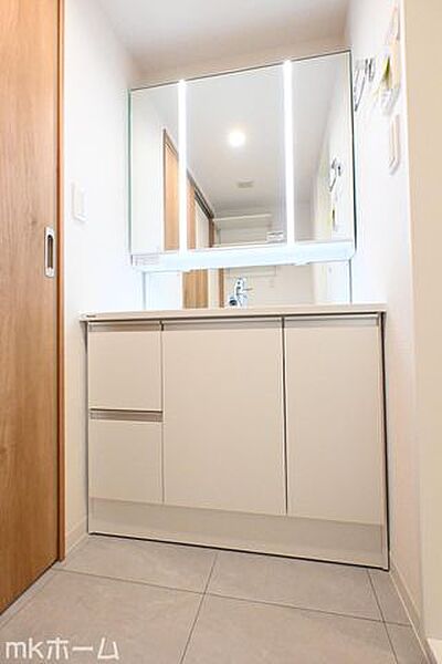 大きな鏡と洗面台が付いた洗面化粧台は収納も豊富！買い置きした日用品などまとめて収納する事が出来ます！
