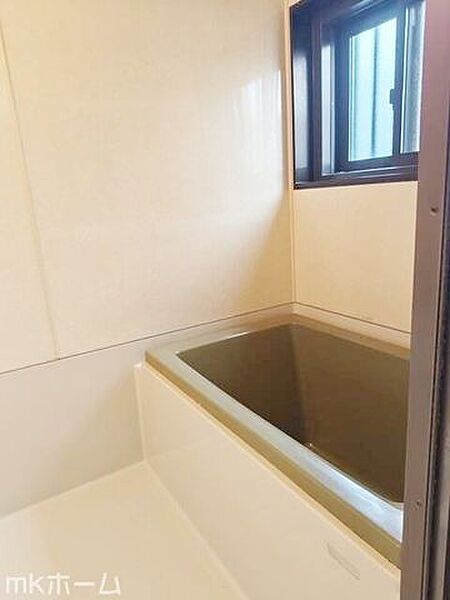 足を延ばし入浴できる大きな浴槽は一日の疲れを癒してくれる空間です！癒しのひと時をお過ごしください！
