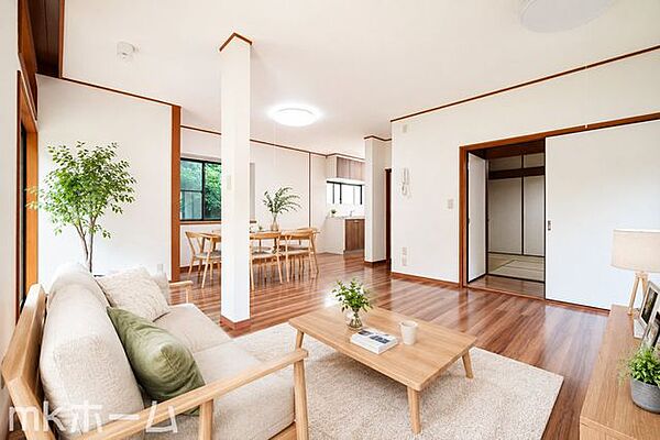 光あふれる開放的なリビングは自然と家族が集まる空間！家族団らんの時間を優しく見守るお住まいです！