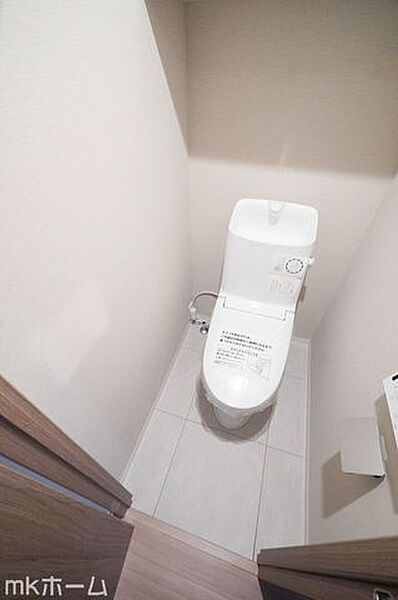 温水洗浄便座付きのトイレです！設備は新品に交換済みですので気持ちよくお住まい頂けます！