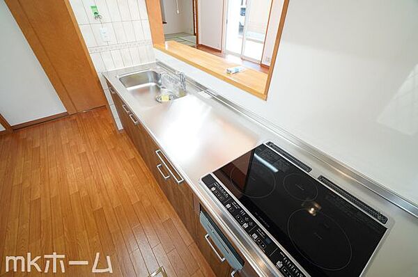 使い勝手の良いシステムキッチンを採用！作業スペースも広めにとられておりご家族でお料理が楽しめます！