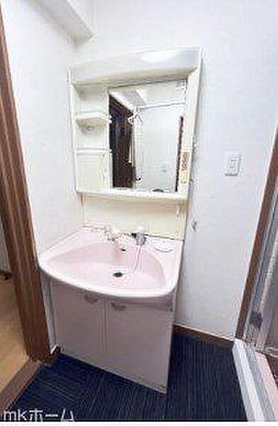 大きな鏡と洗面台が付いた洗面化粧台は収納も豊富！買い置きした日用品などまとめて収納する事が出来ます！