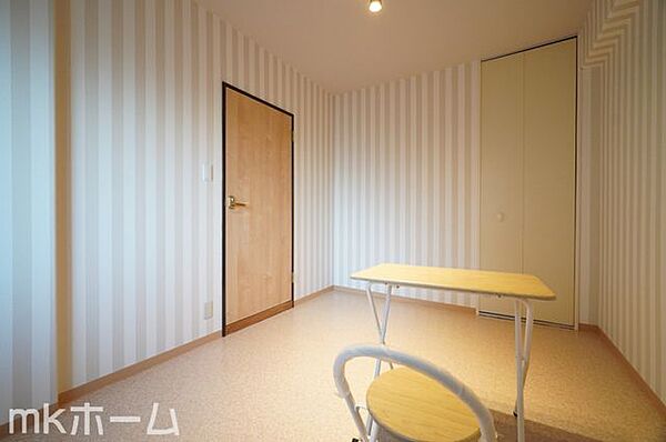 洋室には収納もしっかり完備されており、部屋を広々と利用することが可能なです！
