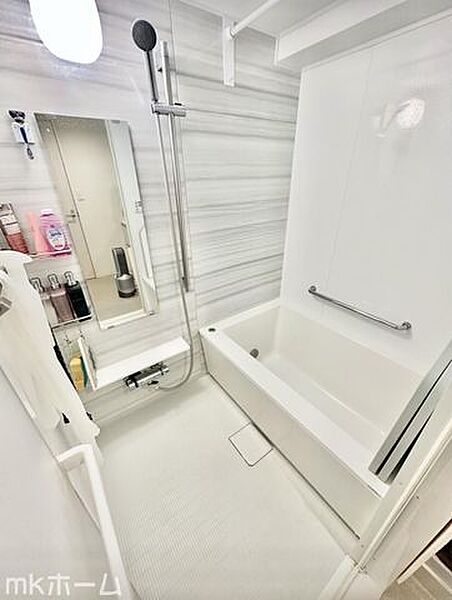 足を延ばし入浴できる大きな浴槽は一日の疲れを癒してくれる空間です！癒しのひと時をお過ごしください！