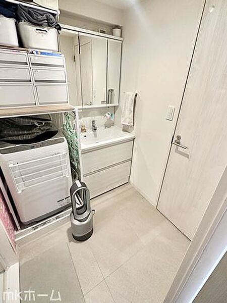 大きな鏡と洗面台が付いた洗面化粧台は収納も豊富！買い置きした日用品などまとめて収納する事が出来ます！