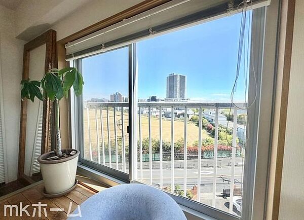 シンプルな洋室はおしゃれで居心地の良い空間です！柔らかい陽の光が差し込みます！