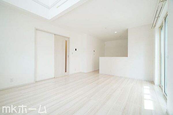 多くの時間を過ごす空間だからこそ採光にはこだわりたいですね！光を感じることが出来るリビング空間です！